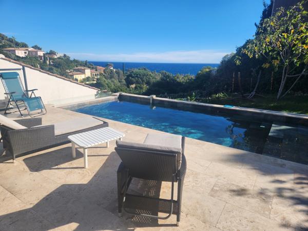 Villa rénovée vue mer à vendre LES ISSAMBRES (83)