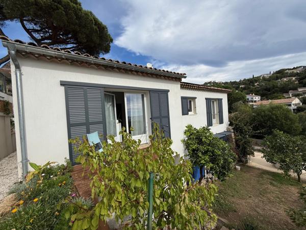 Villa rénovée vue mer à vendre LES ISSAMBRES (83)