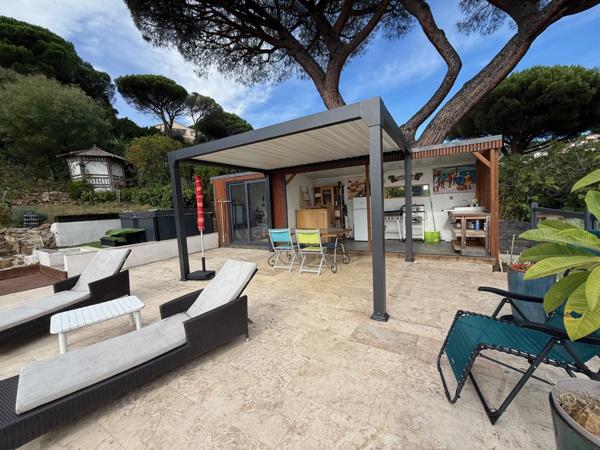 Villa rénovée vue mer à vendre LES ISSAMBRES (83)