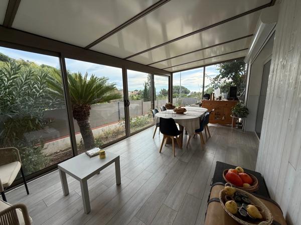 Villa rénovée vue mer à vendre LES ISSAMBRES (83)