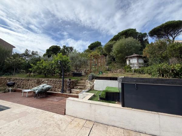 Villa rénovée vue mer à vendre LES ISSAMBRES (83)