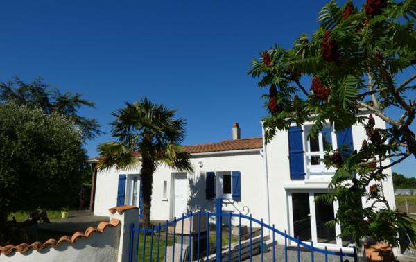 TRES PROCHE SAUJON – MAISON AVEC QUATRES CHAMBRES SUR UN TERRAIN D’ENVIRON 1.900 M²
