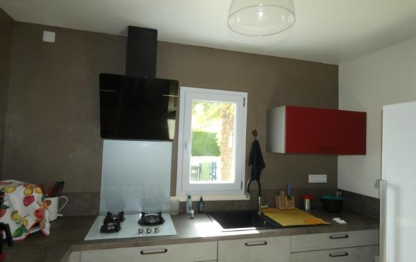TRES PROCHE SAUJON – MAISON AVEC QUATRES CHAMBRES SUR UN TERRAIN D’ENVIRON 1.900 M²