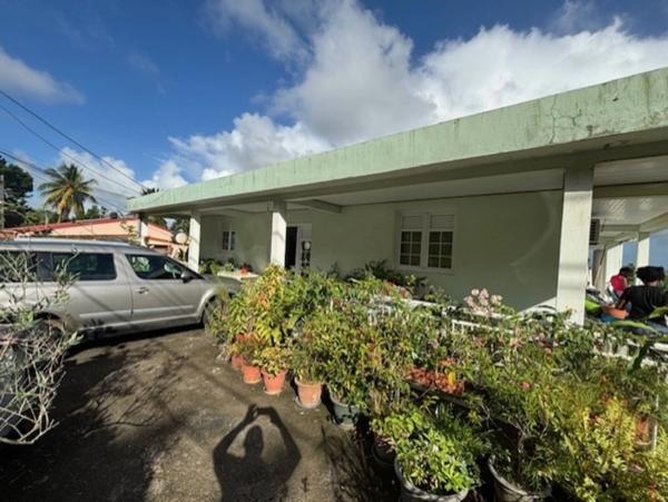 Grande villa à vendre composée de 3 appartements avec une magnifique vue mer LE FRANCOIS (972)