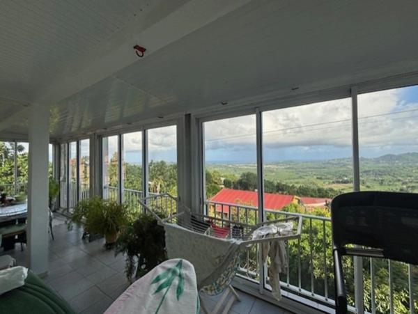 Grande villa à vendre composée de 3 appartements avec une magnifique vue mer LE FRANCOIS (972)