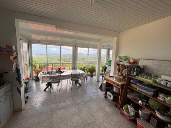 Grande villa à vendre composée de 3 appartements avec une magnifique vue mer LE FRANCOIS (972)