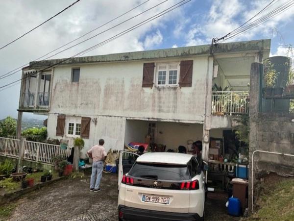 Grande villa à vendre composée de 3 appartements avec une magnifique vue mer LE FRANCOIS (972)