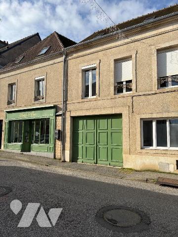 MAMERS (72600), IMMEUBLE de rapport comprenant :
- Un local commercial + réserve.
Actuellemen...