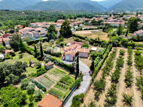 Villa spacieuse de 190m² environ  4 faces plain pied sur grand terrain arboré.