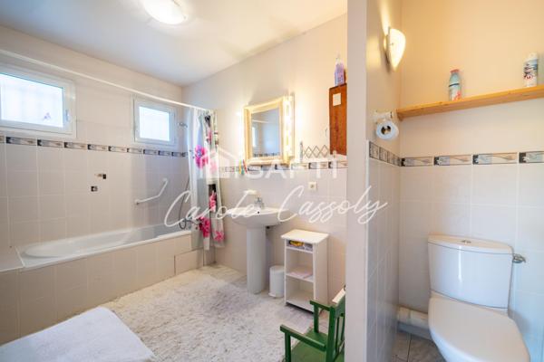 Villa spacieuse de 190m² environ  4 faces plain pied sur grand terrain arboré.