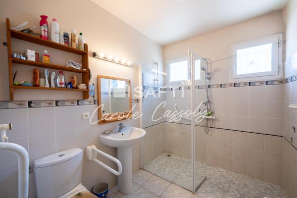 Villa spacieuse de 190m² environ  4 faces plain pied sur grand terrain arboré.