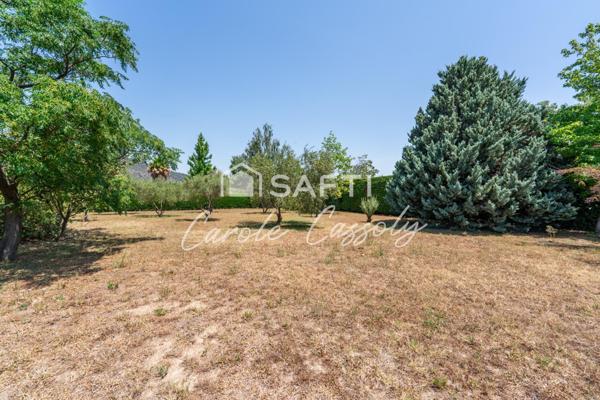 Villa spacieuse de 190m² environ  4 faces plain pied sur grand terrain arboré.