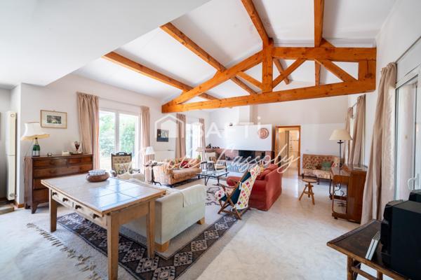 Villa spacieuse de 190m² environ  4 faces plain pied sur grand terrain arboré.