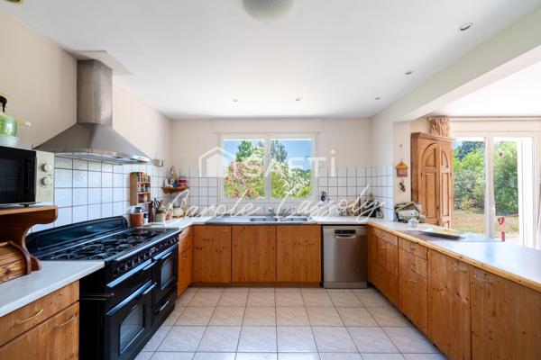 Villa spacieuse de 190m² environ  4 faces plain pied sur grand terrain arboré.