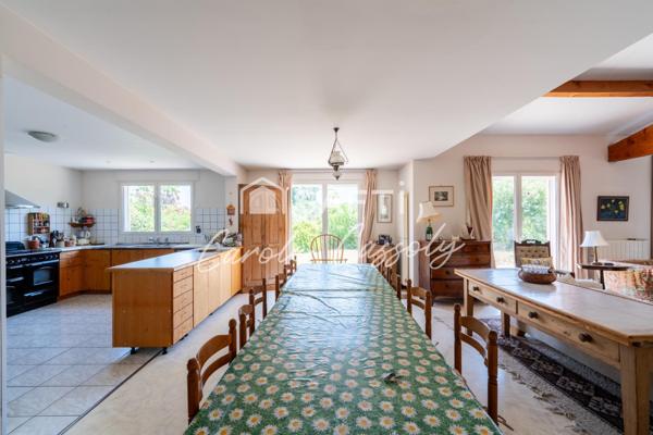 Villa spacieuse de 190m² environ  4 faces plain pied sur grand terrain arboré.