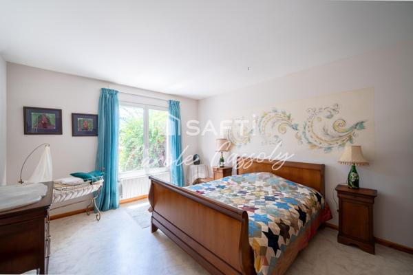 Villa spacieuse de 190m² environ  4 faces plain pied sur grand terrain arboré.