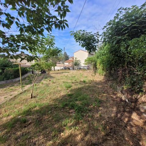 Dpt Gard (30), à vendre secteur Chantilly belle maison mitoyenne à rénover 115m² environ sur un terrain clos de 892m².