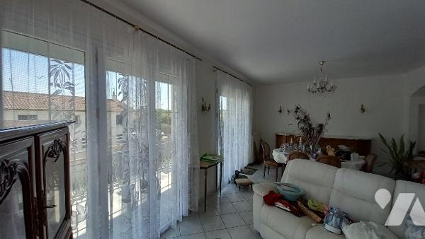 Maison de ville sur sous-sol entièrement aménagé.