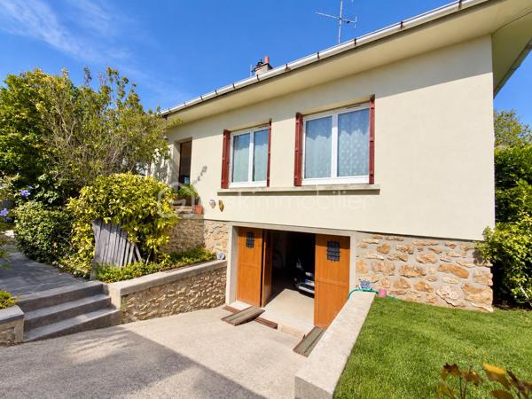À découvrir en plein cœur de Trilport, à seulement 5 minutes de Meaux, cette maison indépendante de plain-pied élevée sur sous-sol total offre un cadre de vie pratique et agréable, à proximité immédiate de toutes les commodités.

La gare est accessible à pied et permet de rejoindre Paris-Est en environ 30 minutes par train direct. Les écoles sont également à proximité, de la maternelle jusqu’au collège.

Édifiée sur une parcelle d’environ 452 m², la maison développe environ 90 m² habitables et bénéficie d’un joli jardin arboré, bien exposé et sans vis-à-vis, rare pour un bien situé en plein centre-ville.

Dès l’entrée, vous découvrirez une entrée spacieuse desservant une très belle pièce de vie particulièrement lumineuse :

L’ensemble séjour / cuisine représente offrant un espace convivial de près de 40 m², idéal pour la vie de famille et les moments de réception.
Un couloir mène ensuite à l’espace nuit composé de trois chambres confortables, bénéficiant d’une vraie hauteur sous plafond et de volumes agréables, ainsi que d’une salle de bains et d’un WC indépendant.

Véritable atout de cette maison, le sous-sol total propose de nombreuses possibilités avec un espace cave, une buanderie et surtout un grand garage, particulièrement intéressant pour un artisan, un professionnel, un passionné de bricolage ou tout simplement pour bénéficier d’un important espace de stockage.

La maison est totalement indépendante et non mitoyenne, avec plusieurs équipements récemment remplacés, notamment les fenêtres PVC, la chaudière gaz, la porte de garage ainsi que le portail.

Une maison fonctionnelle, lumineuse et idéalement située, parfaite pour une famille recherchant la proximité des transports, des écoles et des commerces tout en profitant d’un extérieur agréable et sans vis-à-vis.

Plain-pied, 3 chambres, sous-sol total, garage, jardin arboré, gare à pied et Paris-Est en direct : un bien rare sur Trilport à découvrir sans tarder.