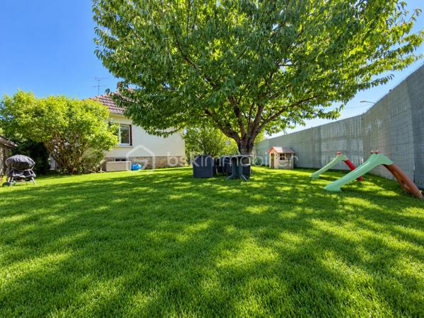 À découvrir en plein cœur de Trilport, à seulement 5 minutes de Meaux, cette maison indépendante de plain-pied élevée sur sous-sol total offre un cadre de vie pratique et agréable, à proximité immédiate de toutes les commodités.

La gare est accessible à pied et permet de rejoindre Paris-Est en environ 30 minutes par train direct. Les écoles sont également à proximité, de la maternelle jusqu’au collège.

Édifiée sur une parcelle d’environ 452 m², la maison développe environ 90 m² habitables et bénéficie d’un joli jardin arboré, bien exposé et sans vis-à-vis, rare pour un bien situé en plein centre-ville.

Dès l’entrée, vous découvrirez une entrée spacieuse desservant une très belle pièce de vie particulièrement lumineuse :

L’ensemble séjour / cuisine représente offrant un espace convivial de près de 40 m², idéal pour la vie de famille et les moments de réception.
Un couloir mène ensuite à l’espace nuit composé de trois chambres confortables, bénéficiant d’une vraie hauteur sous plafond et de volumes agréables, ainsi que d’une salle de bains et d’un WC indépendant.

Véritable atout de cette maison, le sous-sol total propose de nombreuses possibilités avec un espace cave, une buanderie et surtout un grand garage, particulièrement intéressant pour un artisan, un professionnel, un passionné de bricolage ou tout simplement pour bénéficier d’un important espace de stockage.

La maison est totalement indépendante et non mitoyenne, avec plusieurs équipements récemment remplacés, notamment les fenêtres PVC, la chaudière gaz, la porte de garage ainsi que le portail.

Une maison fonctionnelle, lumineuse et idéalement située, parfaite pour une famille recherchant la proximité des transports, des écoles et des commerces tout en profitant d’un extérieur agréable et sans vis-à-vis.

Plain-pied, 3 chambres, sous-sol total, garage, jardin arboré, gare à pied et Paris-Est en direct : un bien rare sur Trilport à découvrir sans tarder.