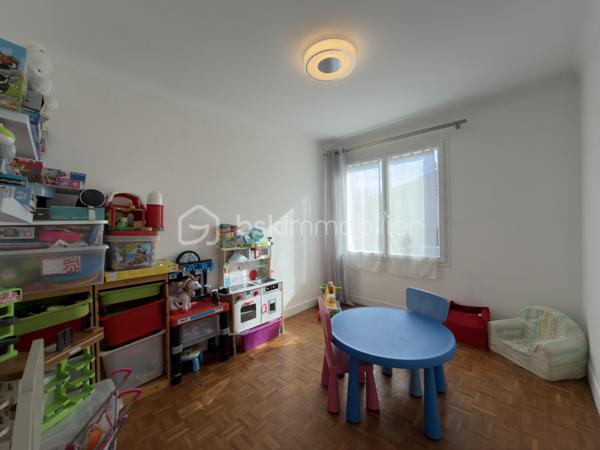 À découvrir en plein cœur de Trilport, à seulement 5 minutes de Meaux, cette maison indépendante de plain-pied élevée sur sous-sol total offre un cadre de vie pratique et agréable, à proximité immédiate de toutes les commodités.

La gare est accessible à pied et permet de rejoindre Paris-Est en environ 30 minutes par train direct. Les écoles sont également à proximité, de la maternelle jusqu’au collège.

Édifiée sur une parcelle d’environ 452 m², la maison développe environ 90 m² habitables et bénéficie d’un joli jardin arboré, bien exposé et sans vis-à-vis, rare pour un bien situé en plein centre-ville.

Dès l’entrée, vous découvrirez une entrée spacieuse desservant une très belle pièce de vie particulièrement lumineuse :

L’ensemble séjour / cuisine représente offrant un espace convivial de près de 40 m², idéal pour la vie de famille et les moments de réception.
Un couloir mène ensuite à l’espace nuit composé de trois chambres confortables, bénéficiant d’une vraie hauteur sous plafond et de volumes agréables, ainsi que d’une salle de bains et d’un WC indépendant.

Véritable atout de cette maison, le sous-sol total propose de nombreuses possibilités avec un espace cave, une buanderie et surtout un grand garage, particulièrement intéressant pour un artisan, un professionnel, un passionné de bricolage ou tout simplement pour bénéficier d’un important espace de stockage.

La maison est totalement indépendante et non mitoyenne, avec plusieurs équipements récemment remplacés, notamment les fenêtres PVC, la chaudière gaz, la porte de garage ainsi que le portail.

Une maison fonctionnelle, lumineuse et idéalement située, parfaite pour une famille recherchant la proximité des transports, des écoles et des commerces tout en profitant d’un extérieur agréable et sans vis-à-vis.

Plain-pied, 3 chambres, sous-sol total, garage, jardin arboré, gare à pied et Paris-Est en direct : un bien rare sur Trilport à découvrir sans tarder.