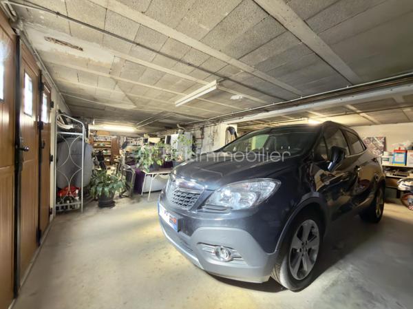 À découvrir en plein cœur de Trilport, à seulement 5 minutes de Meaux, cette maison indépendante de plain-pied élevée sur sous-sol total offre un cadre de vie pratique et agréable, à proximité immédiate de toutes les commodités.

La gare est accessible à pied et permet de rejoindre Paris-Est en environ 30 minutes par train direct. Les écoles sont également à proximité, de la maternelle jusqu’au collège.

Édifiée sur une parcelle d’environ 452 m², la maison développe environ 90 m² habitables et bénéficie d’un joli jardin arboré, bien exposé et sans vis-à-vis, rare pour un bien situé en plein centre-ville.

Dès l’entrée, vous découvrirez une entrée spacieuse desservant une très belle pièce de vie particulièrement lumineuse :

L’ensemble séjour / cuisine représente offrant un espace convivial de près de 40 m², idéal pour la vie de famille et les moments de réception.
Un couloir mène ensuite à l’espace nuit composé de trois chambres confortables, bénéficiant d’une vraie hauteur sous plafond et de volumes agréables, ainsi que d’une salle de bains et d’un WC indépendant.

Véritable atout de cette maison, le sous-sol total propose de nombreuses possibilités avec un espace cave, une buanderie et surtout un grand garage, particulièrement intéressant pour un artisan, un professionnel, un passionné de bricolage ou tout simplement pour bénéficier d’un important espace de stockage.

La maison est totalement indépendante et non mitoyenne, avec plusieurs équipements récemment remplacés, notamment les fenêtres PVC, la chaudière gaz, la porte de garage ainsi que le portail.

Une maison fonctionnelle, lumineuse et idéalement située, parfaite pour une famille recherchant la proximité des transports, des écoles et des commerces tout en profitant d’un extérieur agréable et sans vis-à-vis.

Plain-pied, 3 chambres, sous-sol total, garage, jardin arboré, gare à pied et Paris-Est en direct : un bien rare sur Trilport à découvrir sans tarder.
