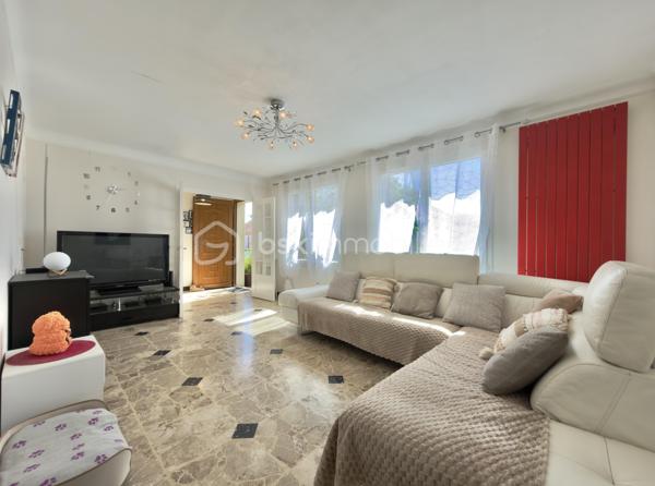 À découvrir en plein cœur de Trilport, à seulement 5 minutes de Meaux, cette maison indépendante de plain-pied élevée sur sous-sol total offre un cadre de vie pratique et agréable, à proximité immédiate de toutes les commodités.

La gare est accessible à pied et permet de rejoindre Paris-Est en environ 30 minutes par train direct. Les écoles sont également à proximité, de la maternelle jusqu’au collège.

Édifiée sur une parcelle d’environ 452 m², la maison développe environ 90 m² habitables et bénéficie d’un joli jardin arboré, bien exposé et sans vis-à-vis, rare pour un bien situé en plein centre-ville.

Dès l’entrée, vous découvrirez une entrée spacieuse desservant une très belle pièce de vie particulièrement lumineuse :

L’ensemble séjour / cuisine représente offrant un espace convivial de près de 40 m², idéal pour la vie de famille et les moments de réception.
Un couloir mène ensuite à l’espace nuit composé de trois chambres confortables, bénéficiant d’une vraie hauteur sous plafond et de volumes agréables, ainsi que d’une salle de bains et d’un WC indépendant.

Véritable atout de cette maison, le sous-sol total propose de nombreuses possibilités avec un espace cave, une buanderie et surtout un grand garage, particulièrement intéressant pour un artisan, un professionnel, un passionné de bricolage ou tout simplement pour bénéficier d’un important espace de stockage.

La maison est totalement indépendante et non mitoyenne, avec plusieurs équipements récemment remplacés, notamment les fenêtres PVC, la chaudière gaz, la porte de garage ainsi que le portail.

Une maison fonctionnelle, lumineuse et idéalement située, parfaite pour une famille recherchant la proximité des transports, des écoles et des commerces tout en profitant d’un extérieur agréable et sans vis-à-vis.

Plain-pied, 3 chambres, sous-sol total, garage, jardin arboré, gare à pied et Paris-Est en direct : un bien rare sur Trilport à découvrir sans tarder.