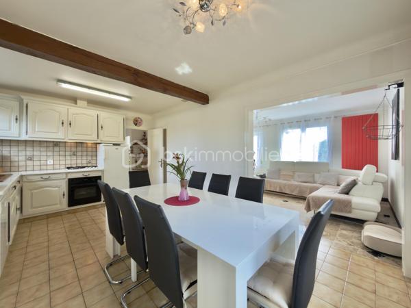 À découvrir en plein cœur de Trilport, à seulement 5 minutes de Meaux, cette maison indépendante de plain-pied élevée sur sous-sol total offre un cadre de vie pratique et agréable, à proximité immédiate de toutes les commodités.

La gare est accessible à pied et permet de rejoindre Paris-Est en environ 30 minutes par train direct. Les écoles sont également à proximité, de la maternelle jusqu’au collège.

Édifiée sur une parcelle d’environ 452 m², la maison développe environ 90 m² habitables et bénéficie d’un joli jardin arboré, bien exposé et sans vis-à-vis, rare pour un bien situé en plein centre-ville.

Dès l’entrée, vous découvrirez une entrée spacieuse desservant une très belle pièce de vie particulièrement lumineuse :

L’ensemble séjour / cuisine représente offrant un espace convivial de près de 40 m², idéal pour la vie de famille et les moments de réception.
Un couloir mène ensuite à l’espace nuit composé de trois chambres confortables, bénéficiant d’une vraie hauteur sous plafond et de volumes agréables, ainsi que d’une salle de bains et d’un WC indépendant.

Véritable atout de cette maison, le sous-sol total propose de nombreuses possibilités avec un espace cave, une buanderie et surtout un grand garage, particulièrement intéressant pour un artisan, un professionnel, un passionné de bricolage ou tout simplement pour bénéficier d’un important espace de stockage.

La maison est totalement indépendante et non mitoyenne, avec plusieurs équipements récemment remplacés, notamment les fenêtres PVC, la chaudière gaz, la porte de garage ainsi que le portail.

Une maison fonctionnelle, lumineuse et idéalement située, parfaite pour une famille recherchant la proximité des transports, des écoles et des commerces tout en profitant d’un extérieur agréable et sans vis-à-vis.

Plain-pied, 3 chambres, sous-sol total, garage, jardin arboré, gare à pied et Paris-Est en direct : un bien rare sur Trilport à découvrir sans tarder.