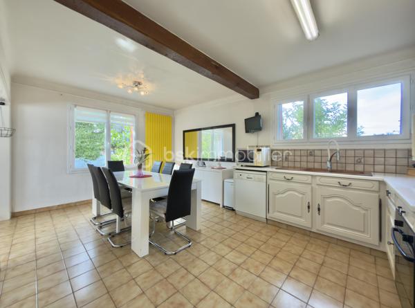 À découvrir en plein cœur de Trilport, à seulement 5 minutes de Meaux, cette maison indépendante de plain-pied élevée sur sous-sol total offre un cadre de vie pratique et agréable, à proximité immédiate de toutes les commodités.

La gare est accessible à pied et permet de rejoindre Paris-Est en environ 30 minutes par train direct. Les écoles sont également à proximité, de la maternelle jusqu’au collège.

Édifiée sur une parcelle d’environ 452 m², la maison développe environ 90 m² habitables et bénéficie d’un joli jardin arboré, bien exposé et sans vis-à-vis, rare pour un bien situé en plein centre-ville.

Dès l’entrée, vous découvrirez une entrée spacieuse desservant une très belle pièce de vie particulièrement lumineuse :

L’ensemble séjour / cuisine représente offrant un espace convivial de près de 40 m², idéal pour la vie de famille et les moments de réception.
Un couloir mène ensuite à l’espace nuit composé de trois chambres confortables, bénéficiant d’une vraie hauteur sous plafond et de volumes agréables, ainsi que d’une salle de bains et d’un WC indépendant.

Véritable atout de cette maison, le sous-sol total propose de nombreuses possibilités avec un espace cave, une buanderie et surtout un grand garage, particulièrement intéressant pour un artisan, un professionnel, un passionné de bricolage ou tout simplement pour bénéficier d’un important espace de stockage.

La maison est totalement indépendante et non mitoyenne, avec plusieurs équipements récemment remplacés, notamment les fenêtres PVC, la chaudière gaz, la porte de garage ainsi que le portail.

Une maison fonctionnelle, lumineuse et idéalement située, parfaite pour une famille recherchant la proximité des transports, des écoles et des commerces tout en profitant d’un extérieur agréable et sans vis-à-vis.

Plain-pied, 3 chambres, sous-sol total, garage, jardin arboré, gare à pied et Paris-Est en direct : un bien rare sur Trilport à découvrir sans tarder.