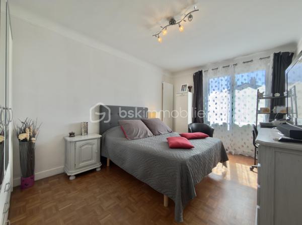 À découvrir en plein cœur de Trilport, à seulement 5 minutes de Meaux, cette maison indépendante de plain-pied élevée sur sous-sol total offre un cadre de vie pratique et agréable, à proximité immédiate de toutes les commodités.

La gare est accessible à pied et permet de rejoindre Paris-Est en environ 30 minutes par train direct. Les écoles sont également à proximité, de la maternelle jusqu’au collège.

Édifiée sur une parcelle d’environ 452 m², la maison développe environ 90 m² habitables et bénéficie d’un joli jardin arboré, bien exposé et sans vis-à-vis, rare pour un bien situé en plein centre-ville.

Dès l’entrée, vous découvrirez une entrée spacieuse desservant une très belle pièce de vie particulièrement lumineuse :

L’ensemble séjour / cuisine représente offrant un espace convivial de près de 40 m², idéal pour la vie de famille et les moments de réception.
Un couloir mène ensuite à l’espace nuit composé de trois chambres confortables, bénéficiant d’une vraie hauteur sous plafond et de volumes agréables, ainsi que d’une salle de bains et d’un WC indépendant.

Véritable atout de cette maison, le sous-sol total propose de nombreuses possibilités avec un espace cave, une buanderie et surtout un grand garage, particulièrement intéressant pour un artisan, un professionnel, un passionné de bricolage ou tout simplement pour bénéficier d’un important espace de stockage.

La maison est totalement indépendante et non mitoyenne, avec plusieurs équipements récemment remplacés, notamment les fenêtres PVC, la chaudière gaz, la porte de garage ainsi que le portail.

Une maison fonctionnelle, lumineuse et idéalement située, parfaite pour une famille recherchant la proximité des transports, des écoles et des commerces tout en profitant d’un extérieur agréable et sans vis-à-vis.

Plain-pied, 3 chambres, sous-sol total, garage, jardin arboré, gare à pied et Paris-Est en direct : un bien rare sur Trilport à découvrir sans tarder.