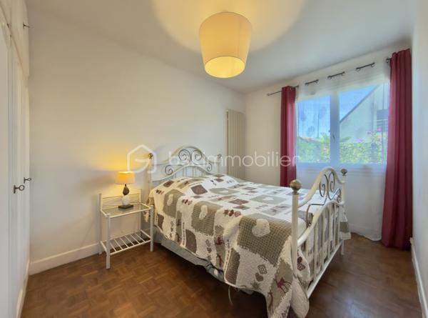 À découvrir en plein cœur de Trilport, à seulement 5 minutes de Meaux, cette maison indépendante de plain-pied élevée sur sous-sol total offre un cadre de vie pratique et agréable, à proximité immédiate de toutes les commodités.

La gare est accessible à pied et permet de rejoindre Paris-Est en environ 30 minutes par train direct. Les écoles sont également à proximité, de la maternelle jusqu’au collège.

Édifiée sur une parcelle d’environ 452 m², la maison développe environ 90 m² habitables et bénéficie d’un joli jardin arboré, bien exposé et sans vis-à-vis, rare pour un bien situé en plein centre-ville.

Dès l’entrée, vous découvrirez une entrée spacieuse desservant une très belle pièce de vie particulièrement lumineuse :

L’ensemble séjour / cuisine représente offrant un espace convivial de près de 40 m², idéal pour la vie de famille et les moments de réception.
Un couloir mène ensuite à l’espace nuit composé de trois chambres confortables, bénéficiant d’une vraie hauteur sous plafond et de volumes agréables, ainsi que d’une salle de bains et d’un WC indépendant.

Véritable atout de cette maison, le sous-sol total propose de nombreuses possibilités avec un espace cave, une buanderie et surtout un grand garage, particulièrement intéressant pour un artisan, un professionnel, un passionné de bricolage ou tout simplement pour bénéficier d’un important espace de stockage.

La maison est totalement indépendante et non mitoyenne, avec plusieurs équipements récemment remplacés, notamment les fenêtres PVC, la chaudière gaz, la porte de garage ainsi que le portail.

Une maison fonctionnelle, lumineuse et idéalement située, parfaite pour une famille recherchant la proximité des transports, des écoles et des commerces tout en profitant d’un extérieur agréable et sans vis-à-vis.

Plain-pied, 3 chambres, sous-sol total, garage, jardin arboré, gare à pied et Paris-Est en direct : un bien rare sur Trilport à découvrir sans tarder.