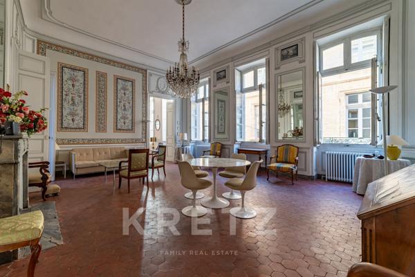 Avignon intra-muros, appartement dans hôtel particulier 18ème avec terrasse