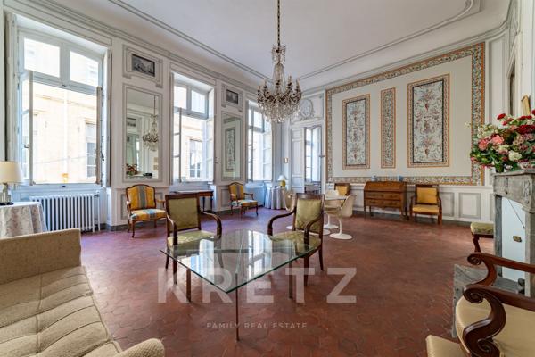 Avignon intra-muros, appartement dans hôtel particulier 18ème avec terrasse