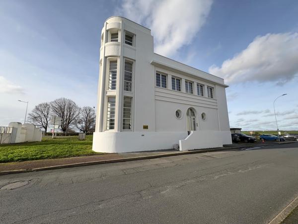 Bâtiment avec bureaux rénovés proche de l autoroute