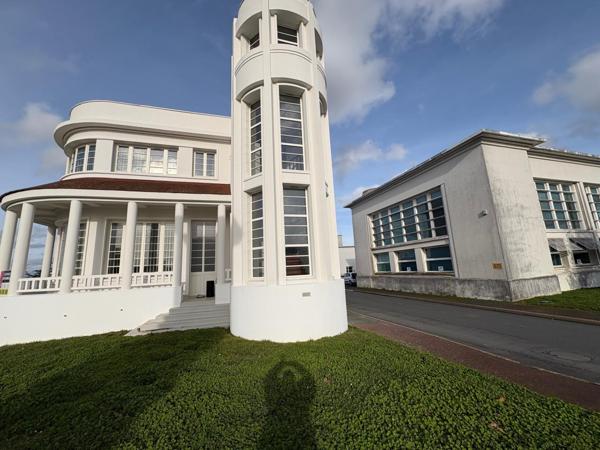 Bâtiment avec bureaux rénovés proche de l autoroute