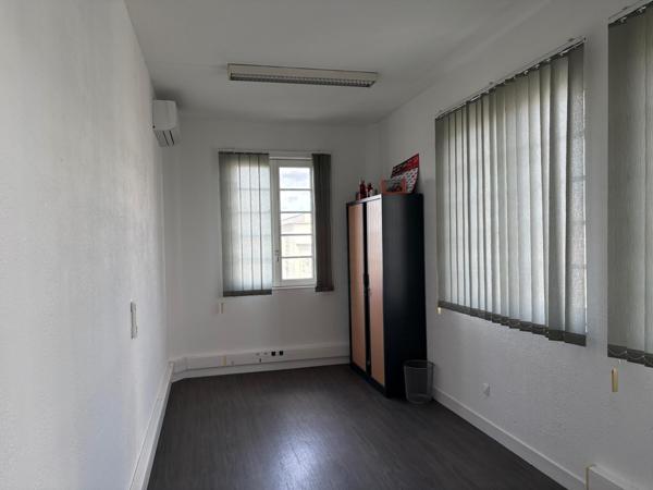 Bâtiment avec bureaux rénovés proche de l autoroute