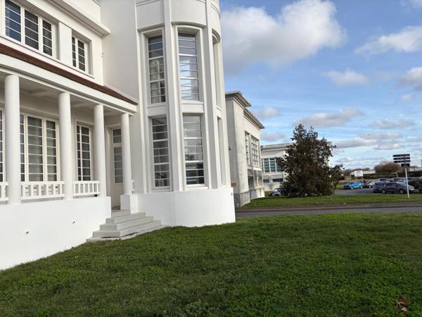 Bâtiment avec bureaux rénovés proche de l autoroute
