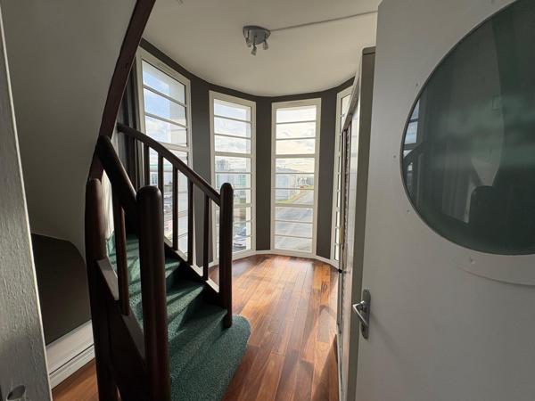 Bâtiment avec bureaux rénovés proche de l autoroute