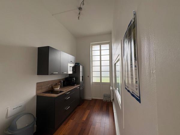 Bâtiment avec bureaux rénovés proche de l autoroute