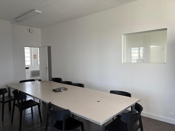 Bâtiment avec bureaux rénovés proche de l autoroute