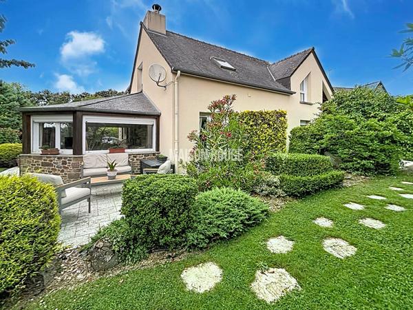 Maison familiale avec studio indépendant ou activité indépendante à domicile, dépendances et grand terrain à Lanhelin