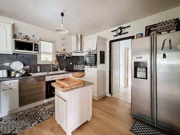 Maison familiale avec studio indépendant ou activité indépendante à domicile, dépendances et grand terrain à Lanhelin