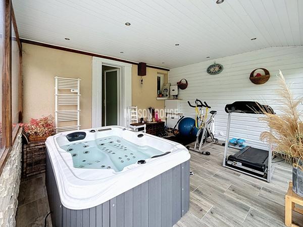 Maison familiale avec studio indépendant ou activité indépendante à domicile, dépendances et grand terrain à Lanhelin