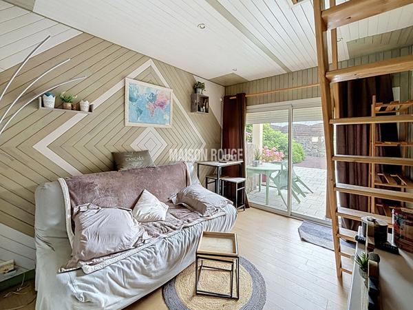 Maison familiale avec studio indépendant ou activité indépendante à domicile, dépendances et grand terrain à Lanhelin
