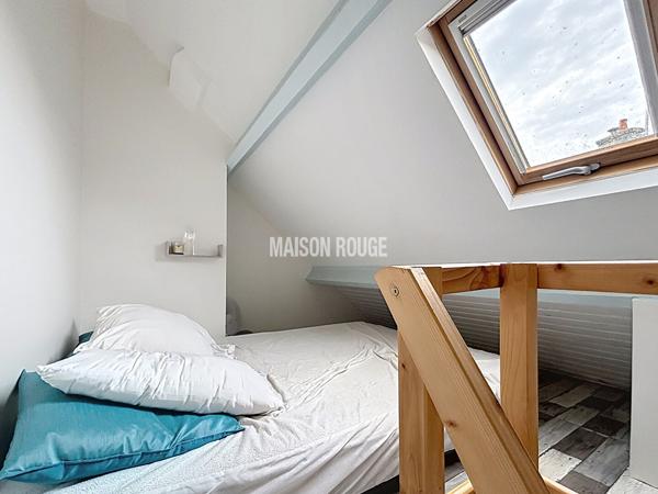 Maison familiale avec studio indépendant ou activité indépendante à domicile, dépendances et grand terrain à Lanhelin