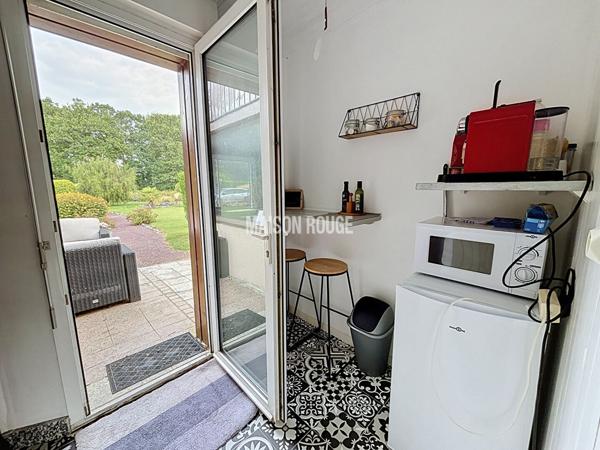 Maison familiale avec studio indépendant ou activité indépendante à domicile, dépendances et grand terrain à Lanhelin