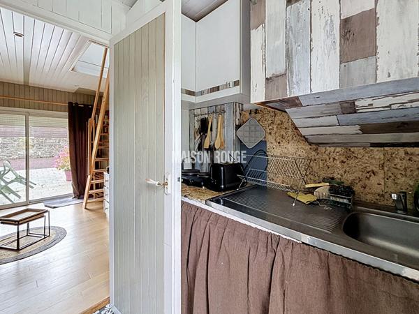 Maison familiale avec studio indépendant ou activité indépendante à domicile, dépendances et grand terrain à Lanhelin