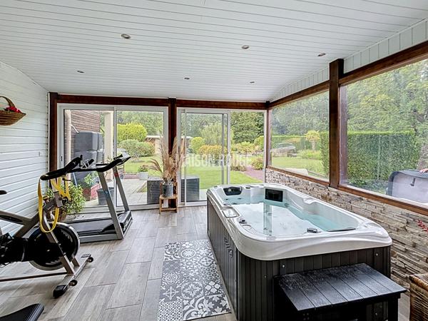 Maison familiale avec studio indépendant ou activité indépendante à domicile, dépendances et grand terrain à Lanhelin