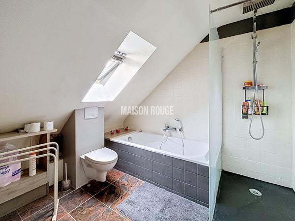 Maison familiale avec studio indépendant ou activité indépendante à domicile, dépendances et grand terrain à Lanhelin