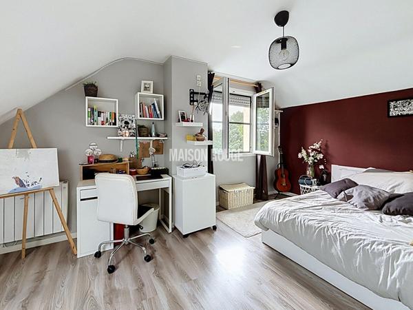 Maison familiale avec studio indépendant ou activité indépendante à domicile, dépendances et grand terrain à Lanhelin